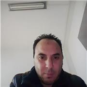 Profesor de arabe imparte clases a niños y adultos de todas las edades